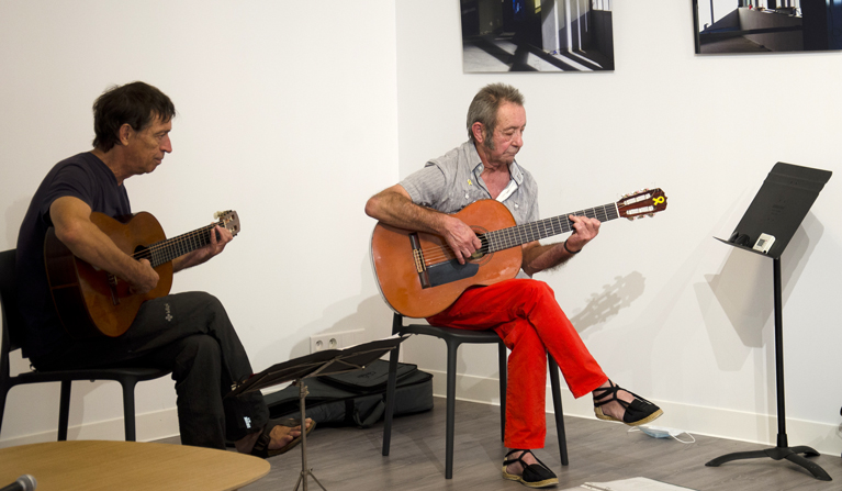 Pere Figueres interprète des poèmes de Pons, accompagné par Gérard Meloux à la guitare